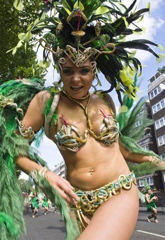 Trang phục của họ có đủ màu sắc rực rỡ. Ảnh: Demotix Images.