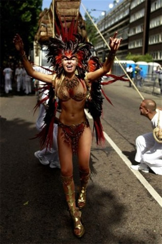 Đường phố London ngập nắng đầu thu trong ngày cuối cùng của lễ hội hôm qua. Ảnh: AP. 