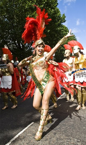 Những người tham gia trình diễn thường phải mất tới hàng tháng trời để chuẩn bị trang phục của họ. Ảnh: Demotix Images.