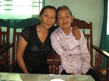 Mẹ Việt Nam Anh hùng Thái Thị Tài cùng con gái Huỳnh Thị Liên.