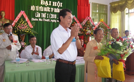 Tặng quà các Mẹ Việt Nam Anh hùng.