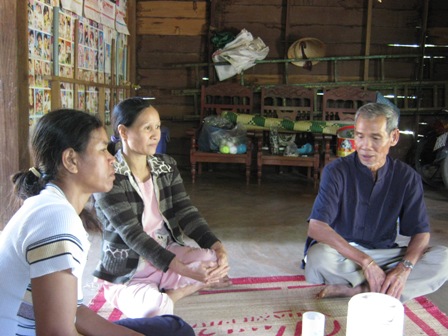 Già làng Y - Yơh Kbuôr đang vận động bà con trong buôn xây dựng trường lớp.