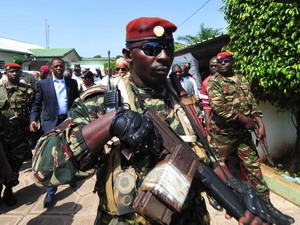 Ngày 27-11, Guinea thông báo đã đóng tất cả các đường biên giới của nước này, một động thái liên quan tới việc Tòa án tối cao có thể sớm ra phán quyết về kết quả cuộc bầu cử tổng thống ngày 7-11 vừa qua. Trước đó ngày 17-11, Chính phủ Guinea đã ban bố tình trạng khẩn cấp trên toàn quốc và lệnh giới nghiêm do tình trạng bạo lực trở nên nghiêm trọng, làm 12 người thiệt mạng và hơn 200 người bị thương, sau khi Ủy ban Bầu cử độc lập quốc gia (NIEC) thông báo kết quả bầu cử.