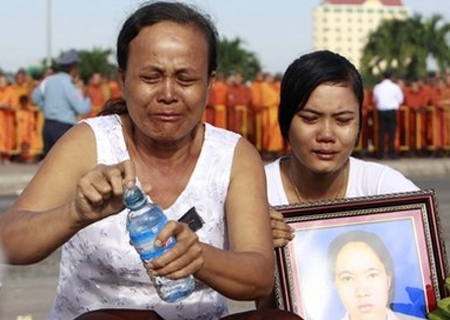 Báo cáo cuối cùng về kết quả điều tra thảm họa tại Phnom Penh được công bố chiều 29-11 cho thấy đó là vụ giẫm đạp do quá đông người chứ không phải khủng bố hay hành vi tội phạm. Trước đó, Thủ tướng Campuchia Hun Sen tuyên bố thảm kịch trên cầu trong lễ hội nước ở Phnom Penh là "lỗi chung" và không ai bị trừng phạt.