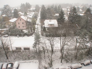 Đêm 29-11, rạng sáng 30-11 được coi là đêm giá lạnh kỷ lục tại nhiều khu vực của Thụy Sỹ. Nhiều kỷ lục về thời tiết lạnh giá trong tháng 11 trước đây đã bị đánh bại. Tại Brévine thuộc bang Neuchâtel, nhiệt độ thấp nhất đã ở mức -30 độ C, đây là mức thấp nhất kể từ tháng 11-1971. Theo Cơ quan Khí tượng Thụy Sỹ, tại khu vực đồng bằng, nhiệt độ cũng xuống thấp kỷ lục. Tại Payerne, nhiệt độ là -13,6 độ C và tại thủ đô Bern là -13,4 độ C, mức thấp kỷ lục kể từ tháng 11-1915. Thời tiết lạnh giá và tuyết rơi nhiều vào cuối tuần qua đã gây ra hàng trăm vụ tai nạn và đình trệ giao thông tại nhiều vùng tại Thụy Sỹ.