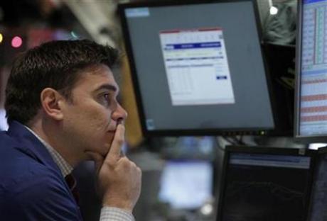 Phút đăm chiêu của một thương nhân làm việc trên thị trường chứng khoán New York, ngày 29-11. Thời gian gần đây, thị trường thế giới đang chịu ảnh hưởng khi Ngân hàng trung ương Trung Quốc tiếp tục có các biện pháp tăng dự trữ để ngăn chặn lạm phát. (Ảnh: Reuters)