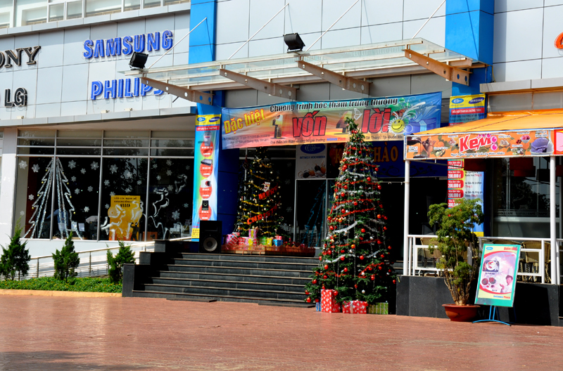 Những cửa hàng, cửa hiệu, trung tâm thương mại là những nơi được trang hoàng sớm nhất