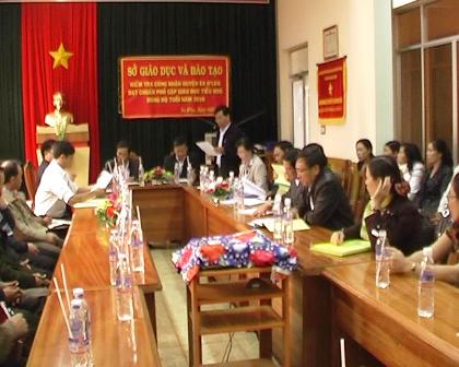 Đại diện ngành giáo dục huyện Ea H'leo báo cáo kết quả phổ cập giáo dục tiểu học năm 2010.