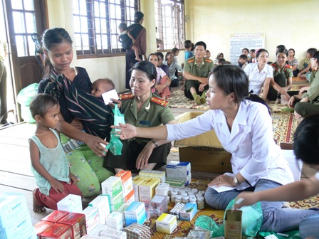 Thanh niên Công an tỉnh khám, phát thuốc cho người nghèo.