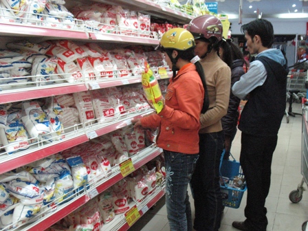 Chọn mua hàng bình ổn tại siêu thị