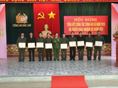 Lãnh đạo Công an tỉnh trao giấy khen cho các tập thể, cá nhân có thành tích xuất sắc trong năm 2010.