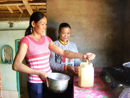 Mô hình "Hũ gạo tiết kiệm" của hội viên phụ nữ xã Phú Xuân.