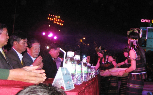 dâng cà phê đến mọi người