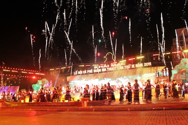 cùng ánh sáng sân khấu và pháo hoa rực rỡ đã làm nên một đêm hội lung linh sắc màu huyền thoại.