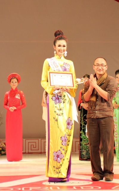 Danh hiệu Người đẹp áo dài được trao cho thí sinh Trần Bảo Vy.