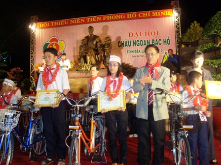 Tuyên dương thiếu nhi học tập và làm theo lời Bác. (Ảnh: Kpă Y Khoa)