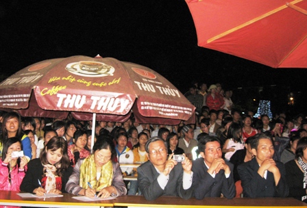 Đông đảo khán giả đến theo dõi, cổ vũ.