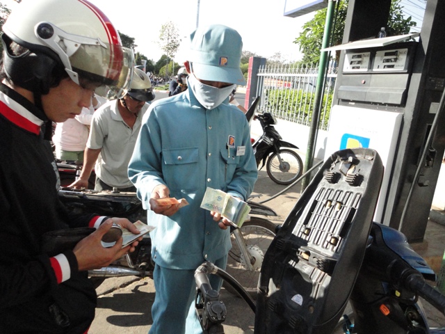Mặt hàng xăng dầu liên tục tăng cao trong thời gian qua đã gây không ít khó khăn cho người tiêu dùng