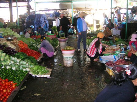 Khu vực kinh doanh rau, củ và thịt cá của chợ Tân an lúc nào cũng lầy lội nước như đang giữa mùa mưa.