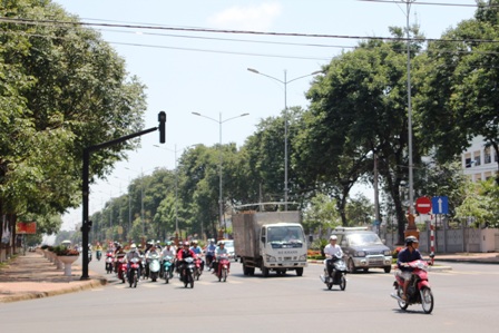 Mỗi người dân cần nâng cao ý thức tự giác chấp hành luật giao thông. (Ảnh: Hoàng Gia)