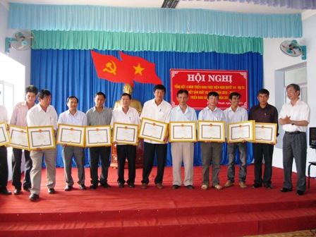 UBND TP. Buôn Ma Thuột tặng giấy khen cho 24 tập thể và 41 cá nhân đã có thành tích trong 4 năm thực hiện Nghị quyết 04 của Thành ủy về công tác chuyển đổi cơ cấu cây trồng vật nuôi.