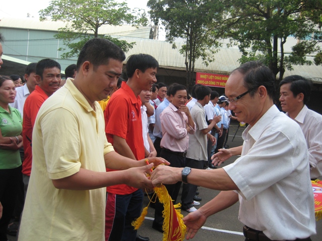 Đại diện BTC tặng cờ lưu niệm 