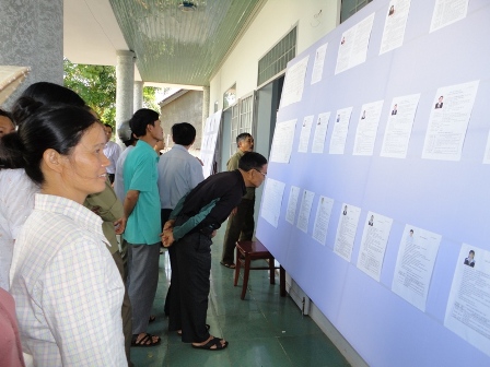 Cử tri huyện Cư M’gar tìm hiểu thông tin về ứng cử viên (Ảnh: L.V)