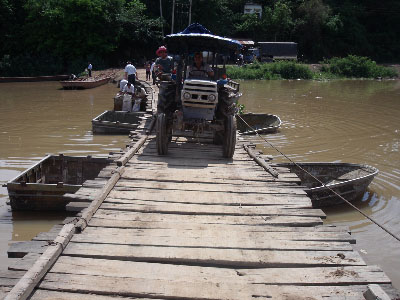 vậy mà ngay cả xe máy cày cũng chạy trên cầu