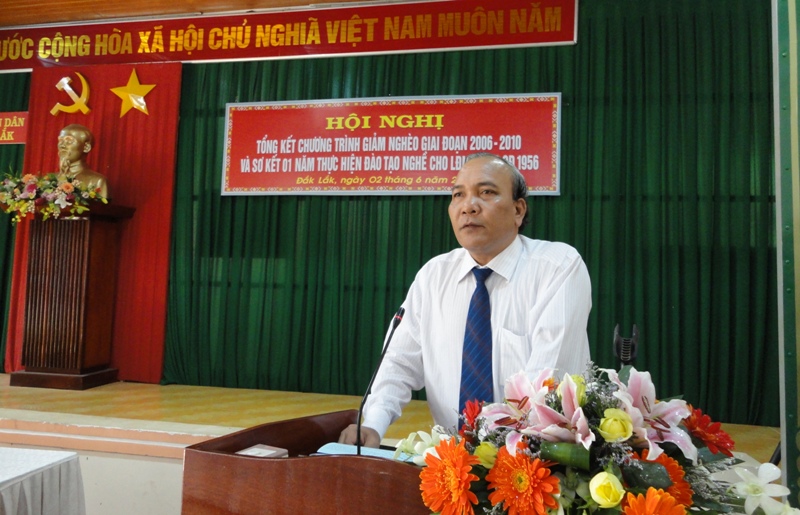 Đồng chí Y Dhăm Ênuol - Phó Chủ tịch thường trực UBND tỉnh phát biểu tại hội nghị