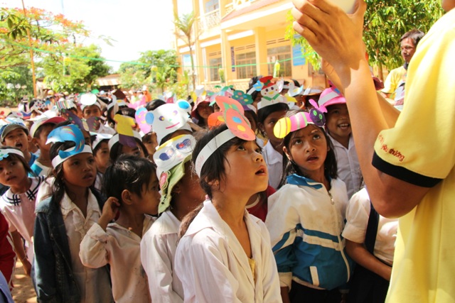 Chăm chú lắng nghe luật chơi