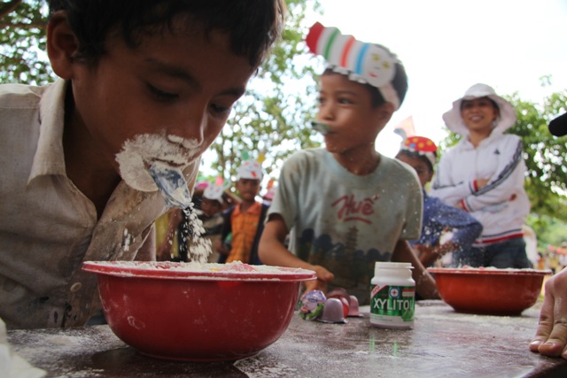 Hào hứng tham gia các trò chơi