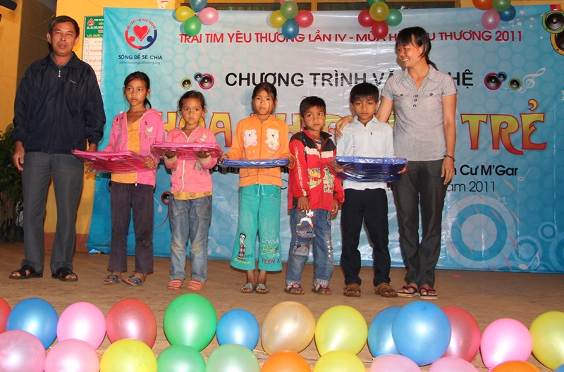 trao 20 phần học bổng tặng các em học sinh có hoàn cảnh khó khăn