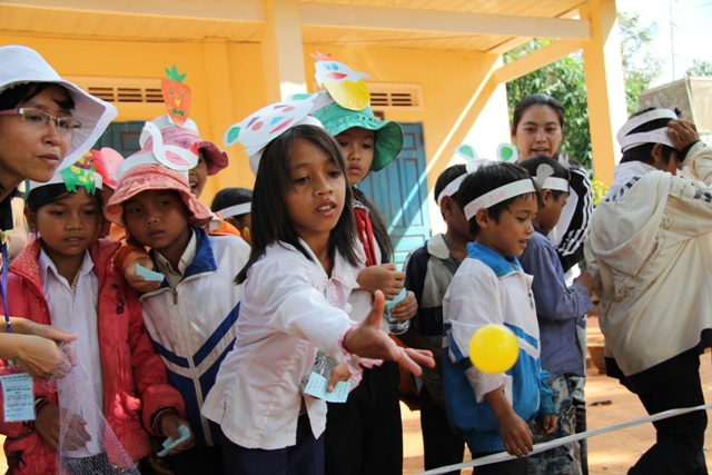 Trổ tài ném bóng vào rổ...