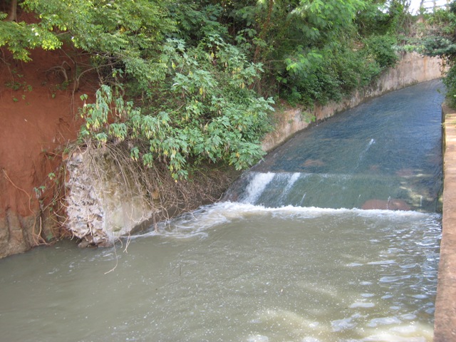 Do thiếu kinh phí đầu tư nâng cấp, tu bổ, nhiều công trình thủy lợi bị sạt lở, xuống cấp.