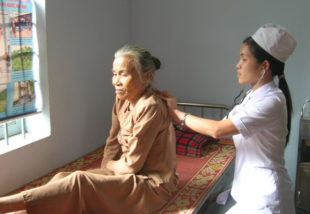 Nhân viên TYT xã Khuê Ngọc Điền khám bệnh cho người dân.