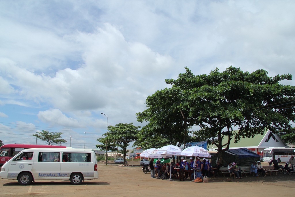 Nằm ngay giữa bến xe là các áo xanh tình nguyện đang chuẩn bị cho Tiếp sức mùa thi