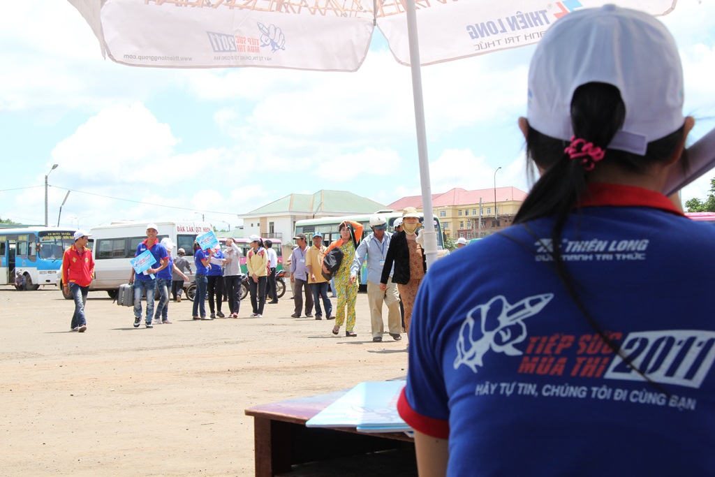 Đằng xa là các bạn túc trực