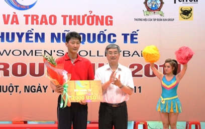 Đại diện đội CHDCND TriềuTiên nhận giải tư