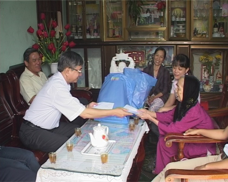 Đồng chí Trần Ngọc Tuấn, Ủy viên Ban Thường vụ Tỉnh ủy, Bí thư Thành ủy Buôn Ma Thuột thăm hỏi, tặng quà Mẹ Việt Nam Anh hùng Thái Thị Công, phường Tự An, TP. Buôn Ma Thuột