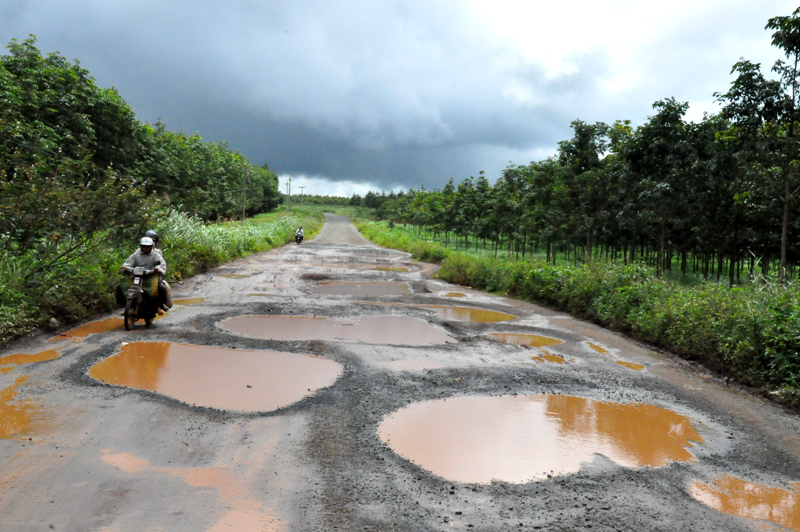 Đoạn qua xã Dlie Yang mặt đường loang lổ những ổ voi...