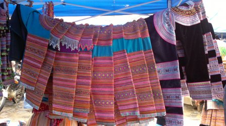 Những bộ quần áo như thế này với đầy đủ "phụ kiện" đi kèm có giá khoảng 1,5 triệu đồng