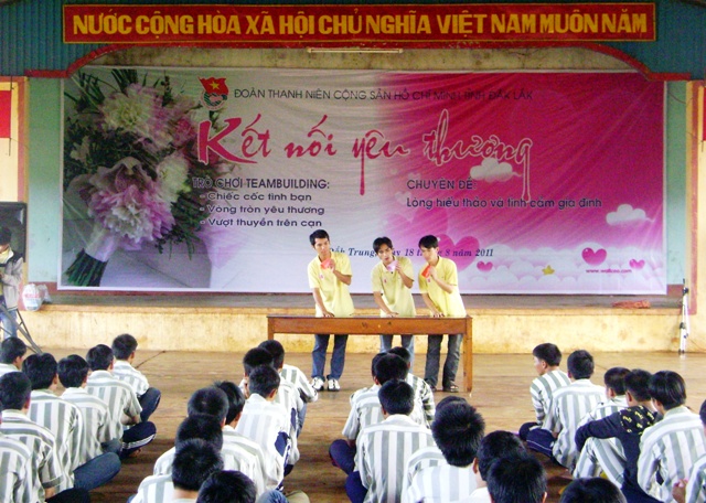 Cán bộ Tỉnh Đoàn hướng dẫn các phạm nhân trò chơi chiếc cốc tình bạn.