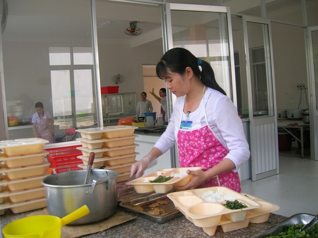 Nhân viên khoa Dinh dưỡng, BVĐK tỉnh chuẩn bị bữa ăn cho người bệnh nghèo