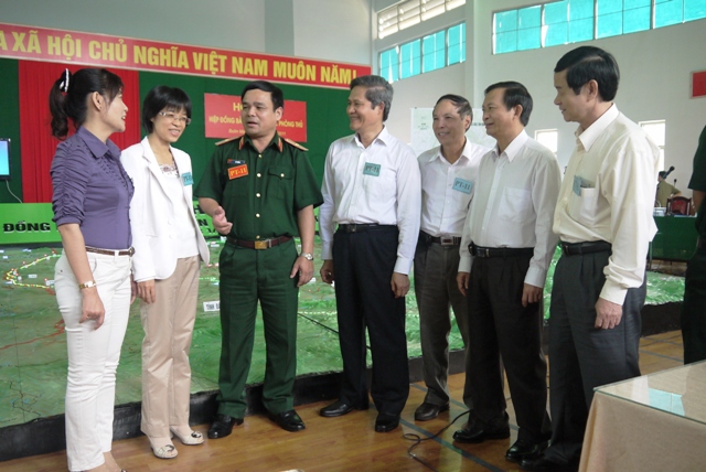 Các đồng chí trong Ban chỉ đạo PT-11 trao đổi với lãnh đạo các sở, ban ngành tình huống trong diễn tập.