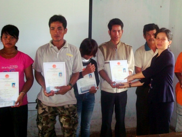 Trao chứng chỉ lớp chăn nuôi thú y tại TTHTCĐ xã Đray Sáp.