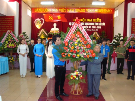 Đoàn viên thanh niên tặng hoa chúc mừng Đại hội