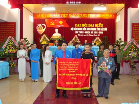 Đại diện Hội cựu TNXP tặng 