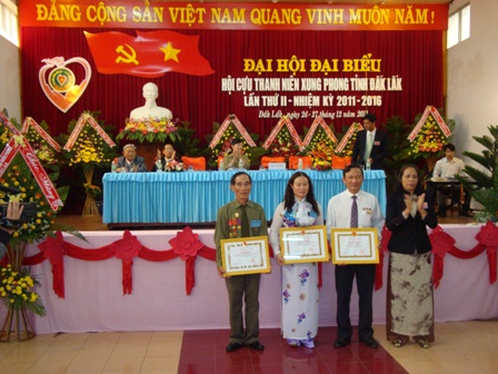 ...và tặng Bằng khen cho các cá nhân