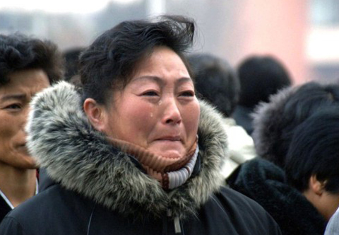 Ảnh do truyền hình Triều Tiên cung cấp, một phụ nữ trong hàng nghìn người khóc khi viếng Chủ tịch Triều Tiên Kim Jong-il tại Bình Nhưỡng