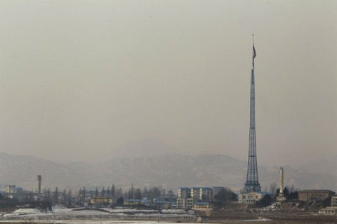 Một lá quốc kỳ của Triều Tiên hôm nay được treo rủ trên một cột tháp gần ngôi làng biên giới Panmunjom (Bàn Môn Điếm) ở khu phi quân sự giữa Triều Tiên và Hàn Quốc.